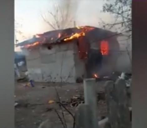 Bebeluș ars de viu în Dâmbovița! Mama a asistat la cumplitele scene (VIDEO)