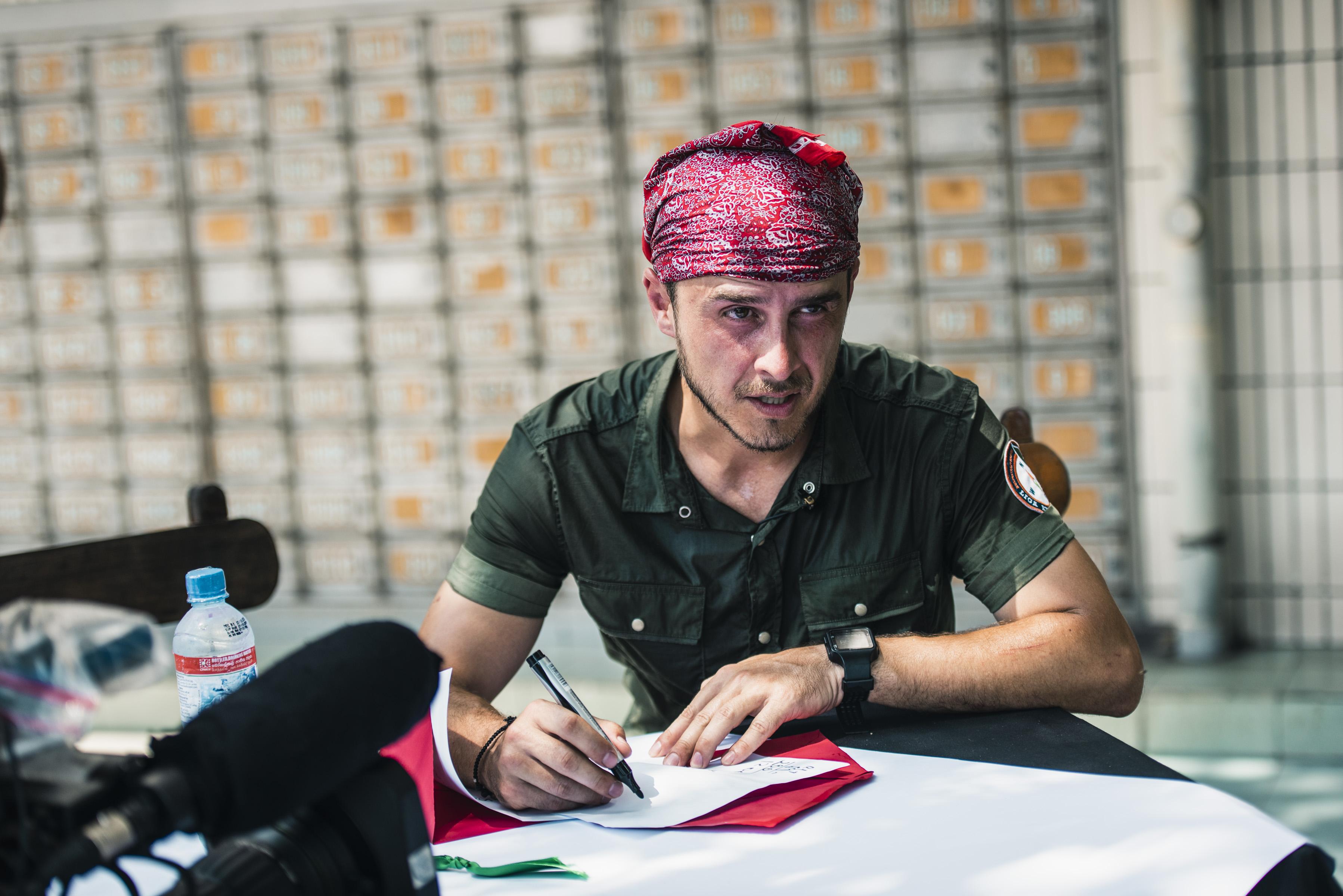 Limba singaleză i-a terminat pe concurenții de la &bdquo;Asia Express&rdquo;! &bdquo;Sunt nişte covrigi aici! Ăsta nu e scris de om! Le-au găsit pe o nava extraterestră&rdquo;