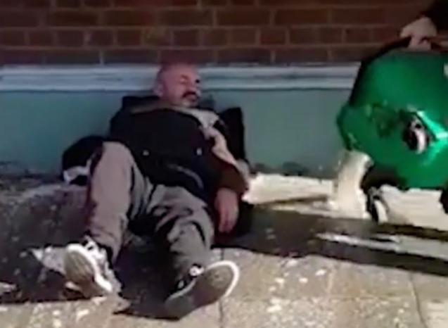 &bdquo;A meritat să moară!&rdquo;. Adevărul șocant despre un om al străzii umilit cu apă murdară. Cine este, de fapt