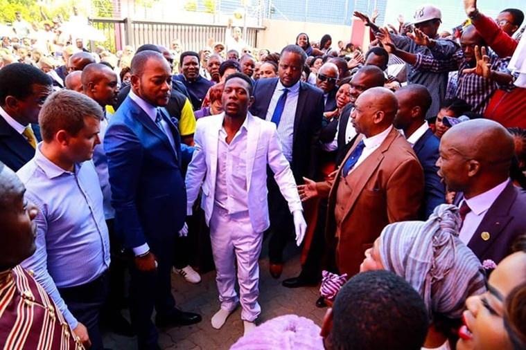 S-a ridicat din sicriu și s-a uitat &icirc;n jur! Un pastor, dar &icirc;n judecată după ce ar fi &icirc;nviat un bărbat, la &icirc;nmorm&acirc;ntarea lui