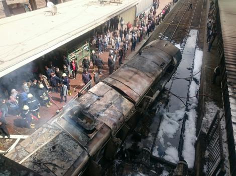 Ultimă oră! Locomotiva unui tren a explodat la sosirea în gară! Cel puțin 20 de persoane au murit în Cairo. „Sunt cadavre carbonizate pe jos” – Video, Foto