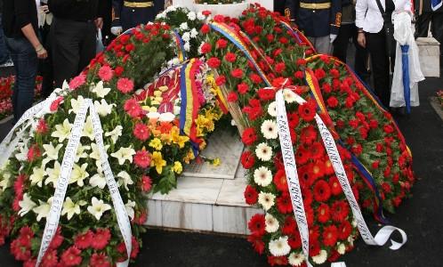 &Icirc;nmorm&acirc;ntări fără coroane funerare! Preoții vor să interzică aranjamentele florale mortuare