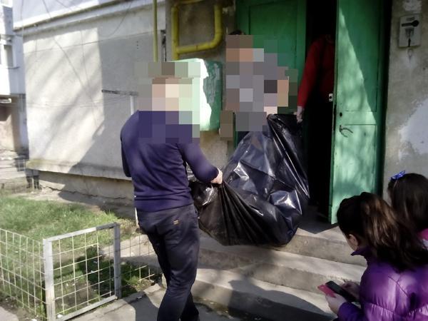 Drama unui tată, mort &icirc;n casă de cinci zile. L-au găsit &icirc;n pat, cu poza copiilor l&acirc;ngă el