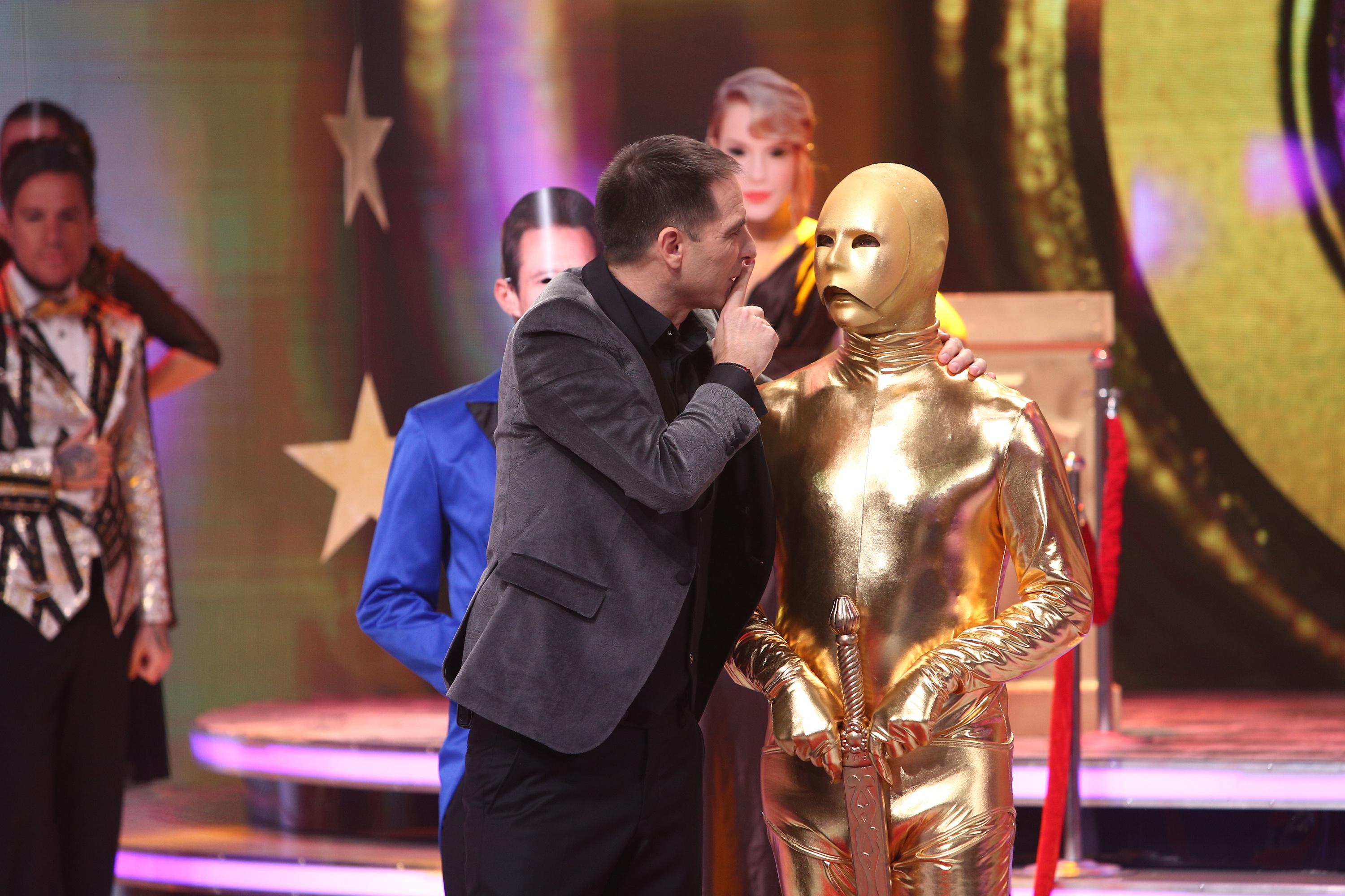Premiul Oscar a prins viață la „Scena misterelor”! Ce vedetă s-a ascuns în spatele costumului aurit