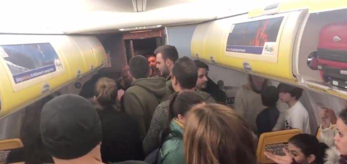 Panică uriașă &icirc;ntr-un avion! 189 de pasageri au fost blocați timp 6 ore din cauza unei furtuni