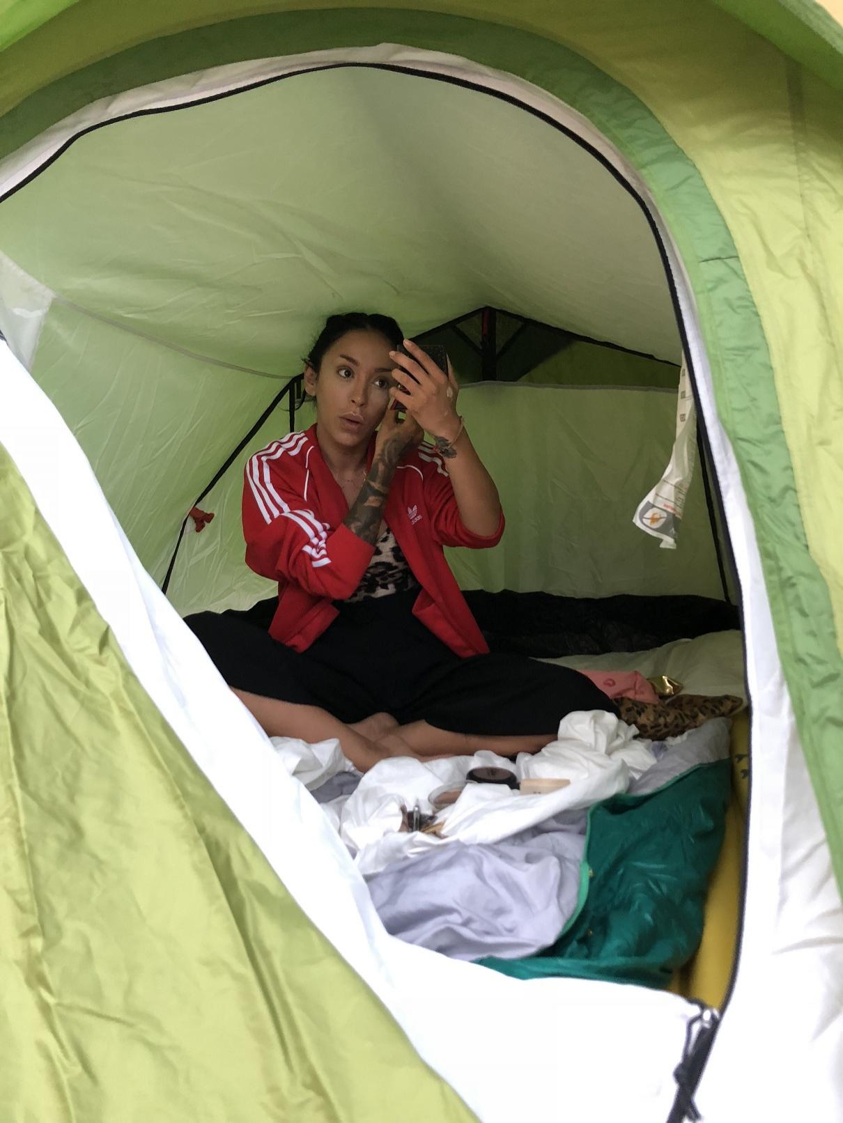 Concurenții din Asia Express au dormit în case cu şerpi, în cort şi împreună cu niște capre