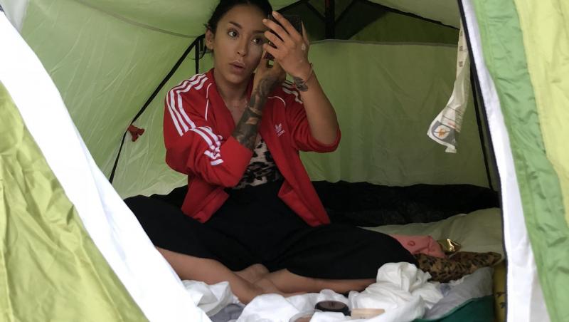 Concurenții din Asia Express au dormit în case cu şerpi, în cort şi împreună cu niște capre