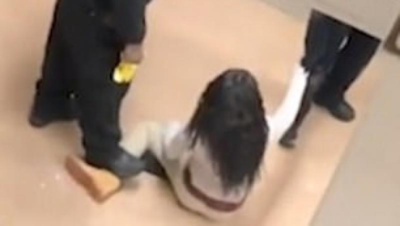Un tată a privit cum doi polițiști îi lovesc și electrocutează fiica, o elevă de 16 ani: „Dacă interveneam, m-ar fi împușcat pe loc!”  VIDEO