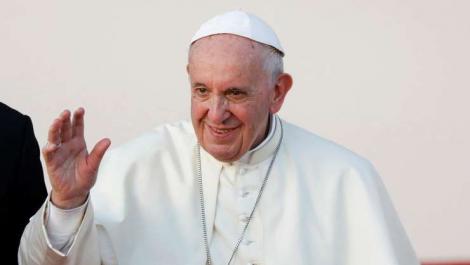 Papa Francisc vizită istorică în Peninsula Arabică leagăn al islamului. Ce semn a primit