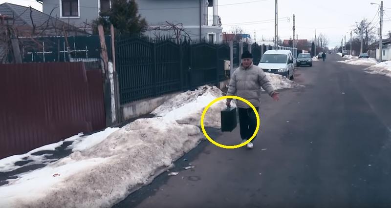 Momentul &icirc;n care un bărbat din Roman a furat  valiza criminalistică a polițiștilor! Cum și-a explicat gestul după ce a fost prins