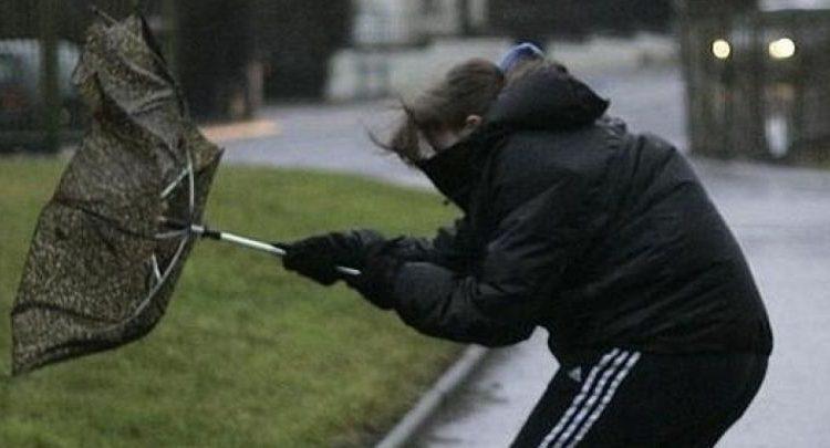 Cod roşu de v&acirc;nt! Rafalele pot depăşi 120 de kilometri la oră. Avertismentul autorităților