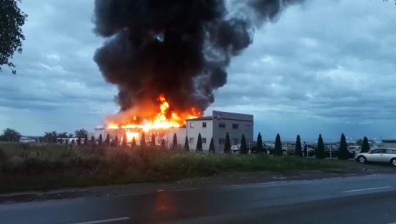 Opt mașini făcute scrum într-un incendiu izbucnit la un service auto. Proprietarii își lăsaseră autoturismele la reparat