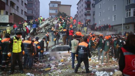 VIDEO. Tragedie în Istanbul! Un bloc de locuințe s-a prăbușit, iar autoritățile fac tot posibilul să îi salveze pe cei prinși sub dărâmături!