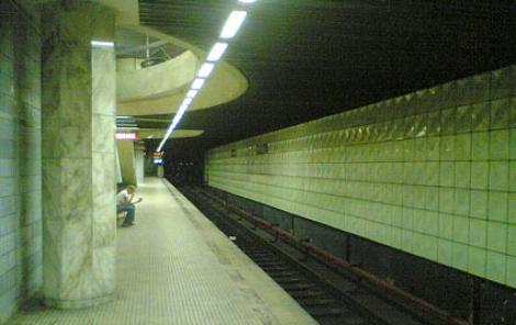 Sinucidere la metrou. O persoană a murit după ce s-a aruncat în fața trenului la stația Gorjului