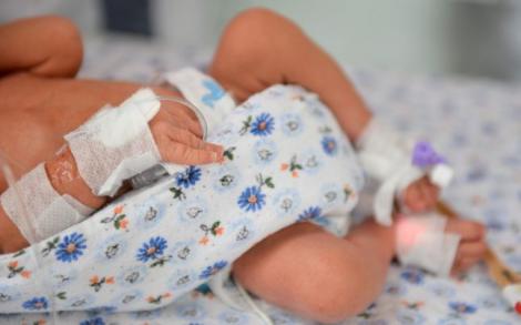 Un copil de trei luni, în stare gravă după ce mama lui l-a hrănit cu griș cu lapte! Greutatea anormală pe care o avea când a intrat pe mâinile medicilor