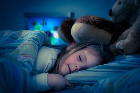 De ce n-ar trebui să-ți lași copilul să doarmă cu ușa de la dormitor deschisă! Greșeala pe care o fac toți părinții