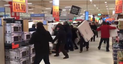 VIDEO. „Televizorul, cât e televizorul???” Zeci de oameni s-au călcat în picioare într-un supermarket din Bacău