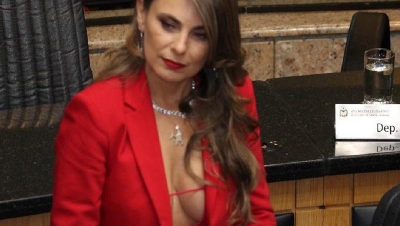 Cea mai sexy deputată din Parlament a stârnit valuri de critici după apariția ei ,,vulgară'' la depunerea jurământului