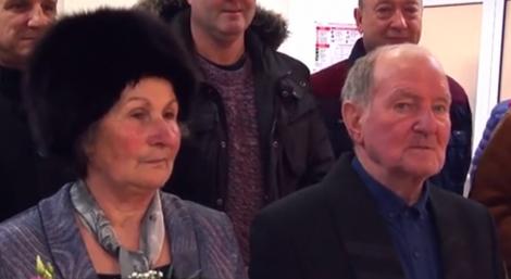 Doi români au așteptat 40 de ani ca să se căsătorească! Care este motivul