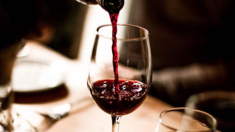 S-a dovedit științific că un pahar de vin roșu echivalează cu 1 oră de sport. Care este substanța minune pe care o conține