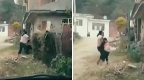 Inuman! O mamă își bate cu bestialitate copilul de 10 cu handicap! Imaginile video au îngrozit o lume întreagă