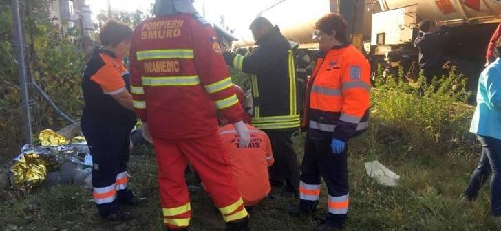 O adolescentă de 14 ani, transportată la spital de urgență, după ce mașina &icirc;n care se afla a fost lovită de tren