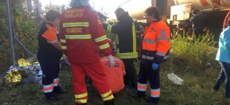 O adolescentă de 14 ani, transportată la spital de urgență, după ce mașina în care se afla a fost lovită de tren