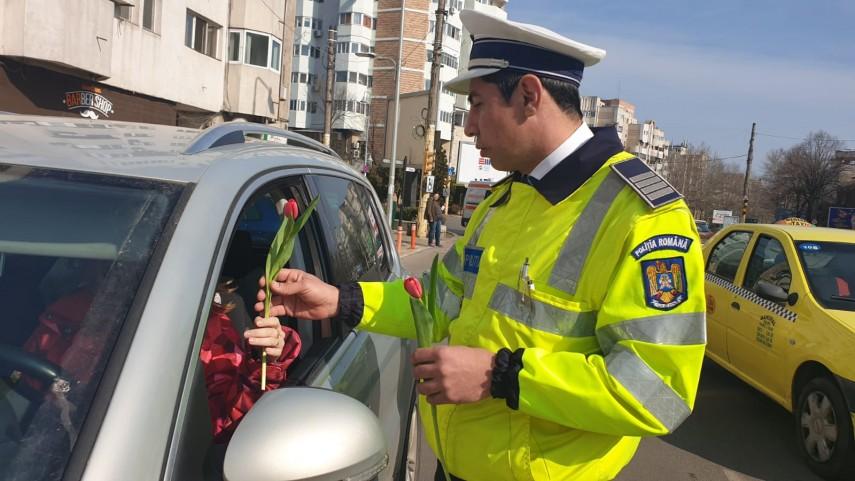 1 martie 2019. Ce mărțișoare au primit de la polițiști, soferițele din Rom&acirc;nia