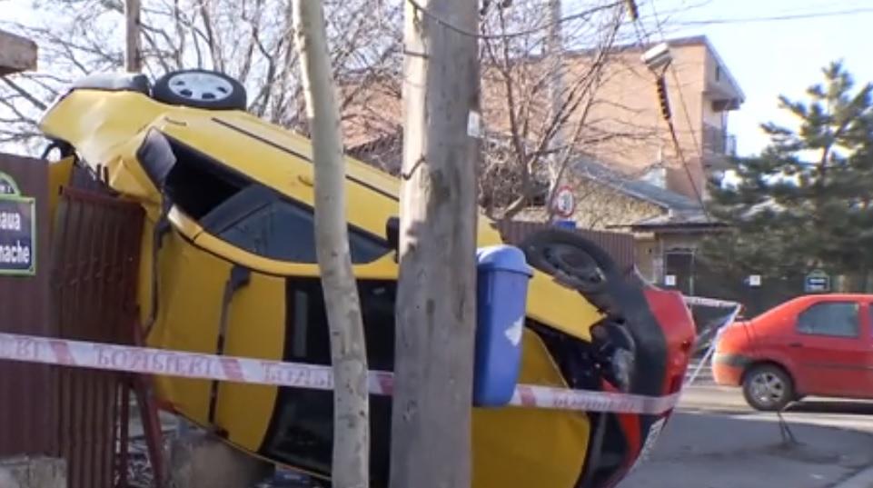 Accident cumplit! Un șofer s-a urcat cu mașina pe casa unui bucureștean!