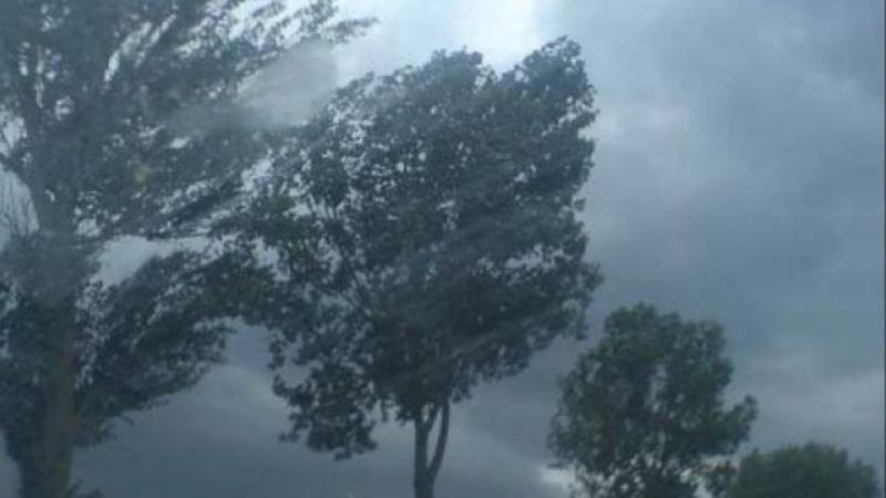 Vremea o ia razna! Zeci de județe din țară, sub cod galben de v&acirc;nt puternic, &icirc;n următoarele ore! Rafalele vor depăși 120 km/h
