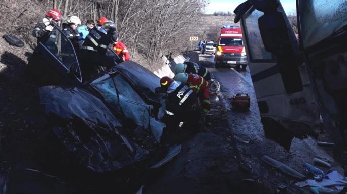 Accident grav &icirc;n Argeș! Trei persoane au fost rănite, după ce un TIR cu anvelope și o mașină s-au ciocnit! Un elicopter SMURD intervine