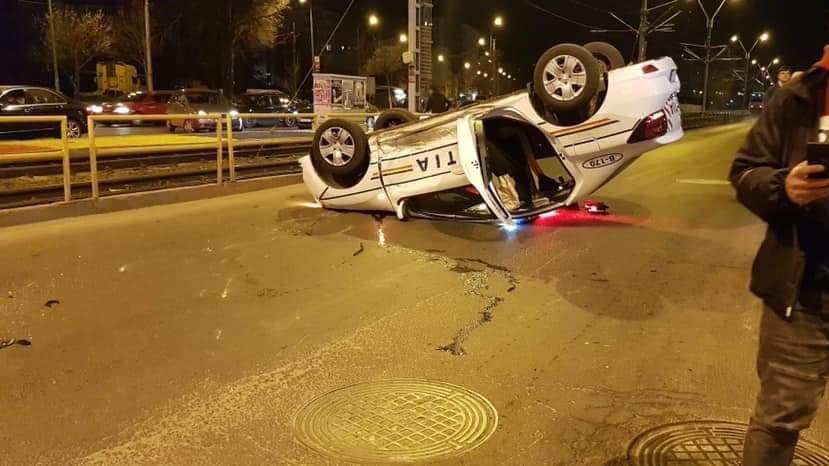 Accident cumplit! O mașină de poliție s-a răsturnat &icirc;n București, după un impact puternic (VIDEO)