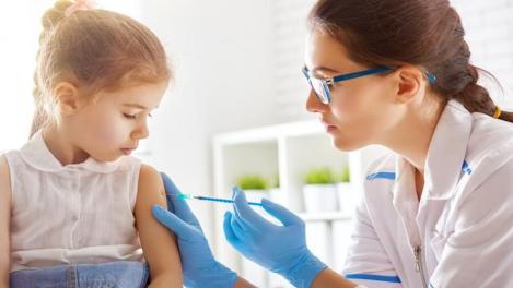 Vaccinare copii. Studiu: Ce cred românii despre vaccinarea obligatorie și vaccinuri