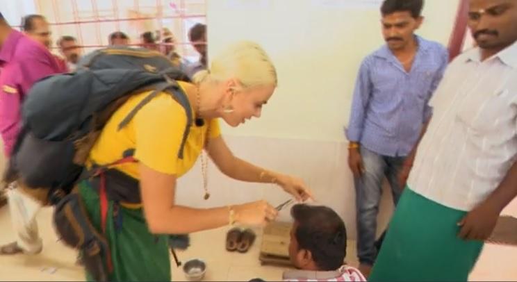 Jojo a devenit frizeriţa indienilor! &bdquo;Am băgat spaima &icirc;n bărbieri. Sunt nașa lor&rdquo;