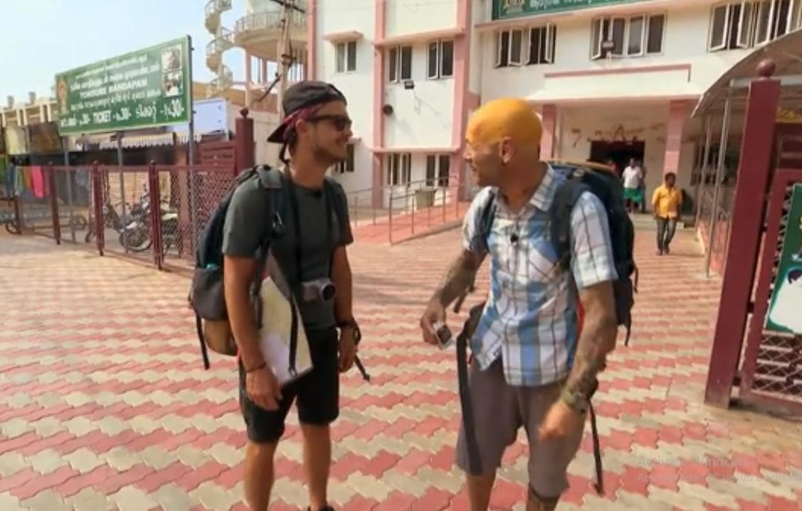 Vintilă s-a lăsat pe m&acirc;na unui frizer, &icirc;n India: &bdquo;Mi-am dat părul zeilor cu bucurie&rdquo;