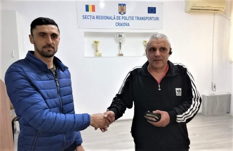 Putea să &icirc;și ia o mașină din banii găsiți, dar omul s-a dus la Poliție să predea portofelul găsit &icirc;n Autogara din Craiova. Tu ai face la fel?