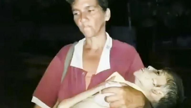 O mamă își cară pe brațe fiica moartă la morgă: „Medicii au refuzat să o trateze pentru că autoritățile au închis spitalul”
