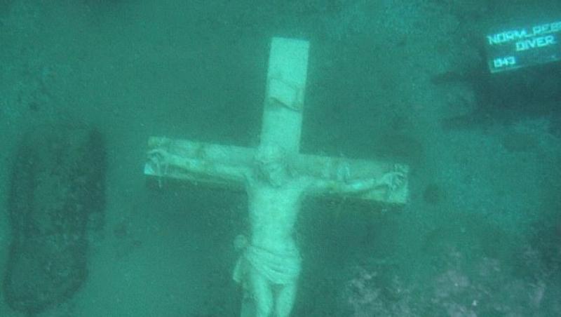 Iisus răstignit pe cruce a apărut din ape! Mii de enoriași au venit să vadă minunea!