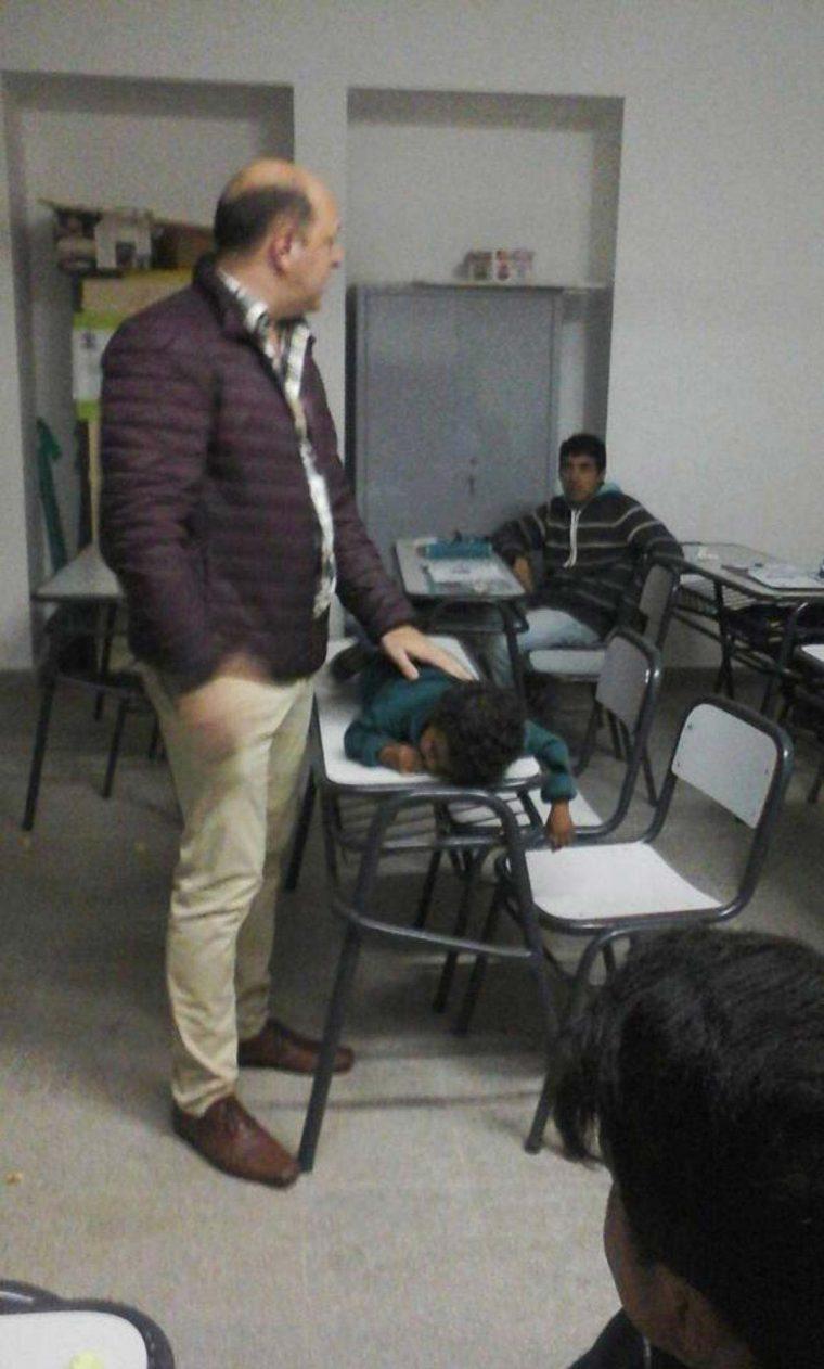 Profesorul &icirc;l &icirc;ntinde pe micuț pe o bancă și apoi &icirc;ncepe să-i facă masaj. Cineva din clasă a filmat totul!