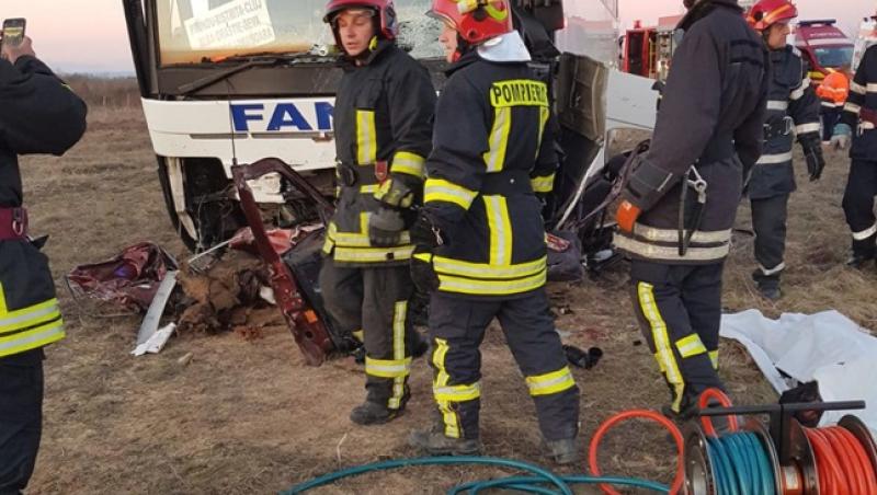 Accident cumplit! Un mort și cinci răniți după ce un autocar și o mașină s-au ciocnit violent în Timișoara (FOTO)