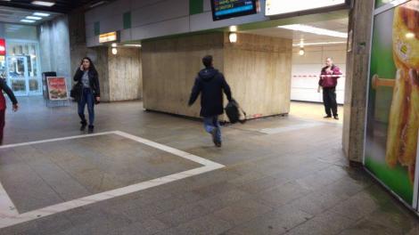 Atac la stația de metrou Unirii! Bărbat înjunghiat de un tânăr, chiar în văzul tuturor!
