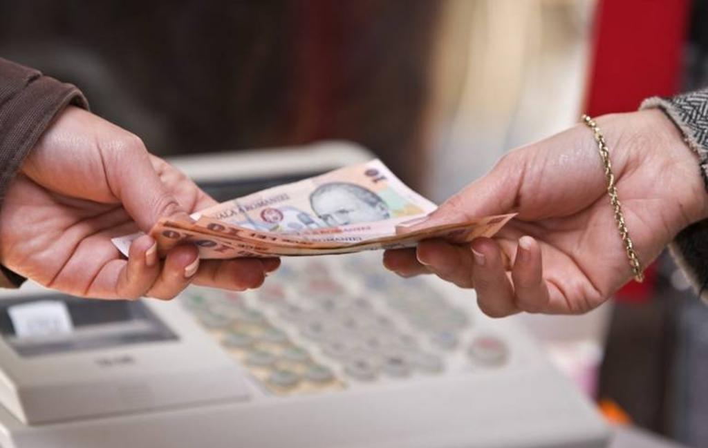 O angajată de la Serviciul de permise auto și &icirc;nmatriculări, prinsă &icirc;n timp ce lua mită! Femeia e cercetată pentru 13 infracțiuni