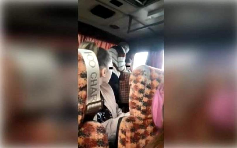 Momentul șocant &icirc;n care un puști de 15 ani e bătut de șoferul unui autobuz! Ce l-a scos din minți pe bărbat&nbsp;