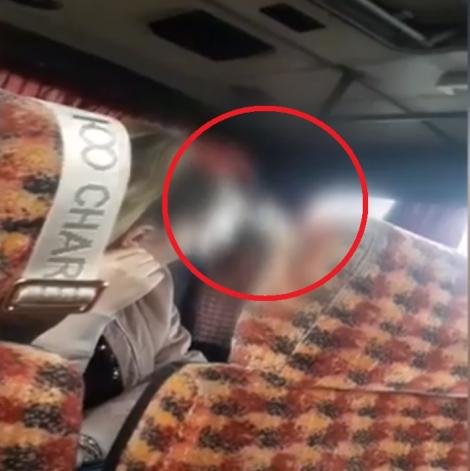 Un bărbat din Roman a atacat cu bestialitate un tânăr în autobuz! Ce s-a întâmplat (VIDEO)