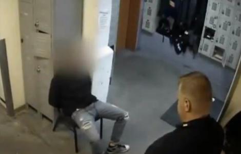 A fost făcut knockout, după ce a scuipat un polițist! Incidentul, filmat de o cameră de supraveghere – Video