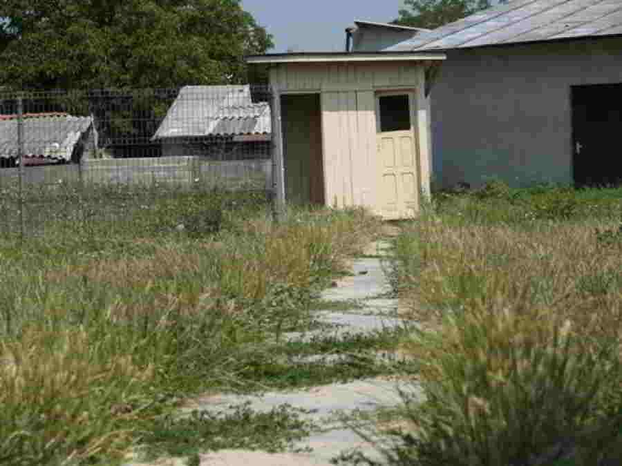 Rom&acirc;nia 2019. 10 miloane de rom&acirc;ni au &icirc;ncă wc-ul &icirc;n curte. Ce amenzi riscă