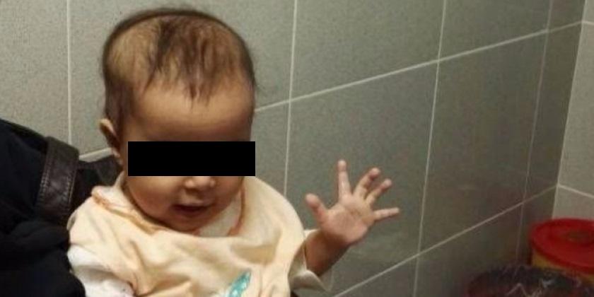 El este băiețelul abandonat de mamă, &icirc;ntr-o scară de bloc din Adjud, l&acirc;ngă o plasă cu haine. Nici bunica nu-l vrea