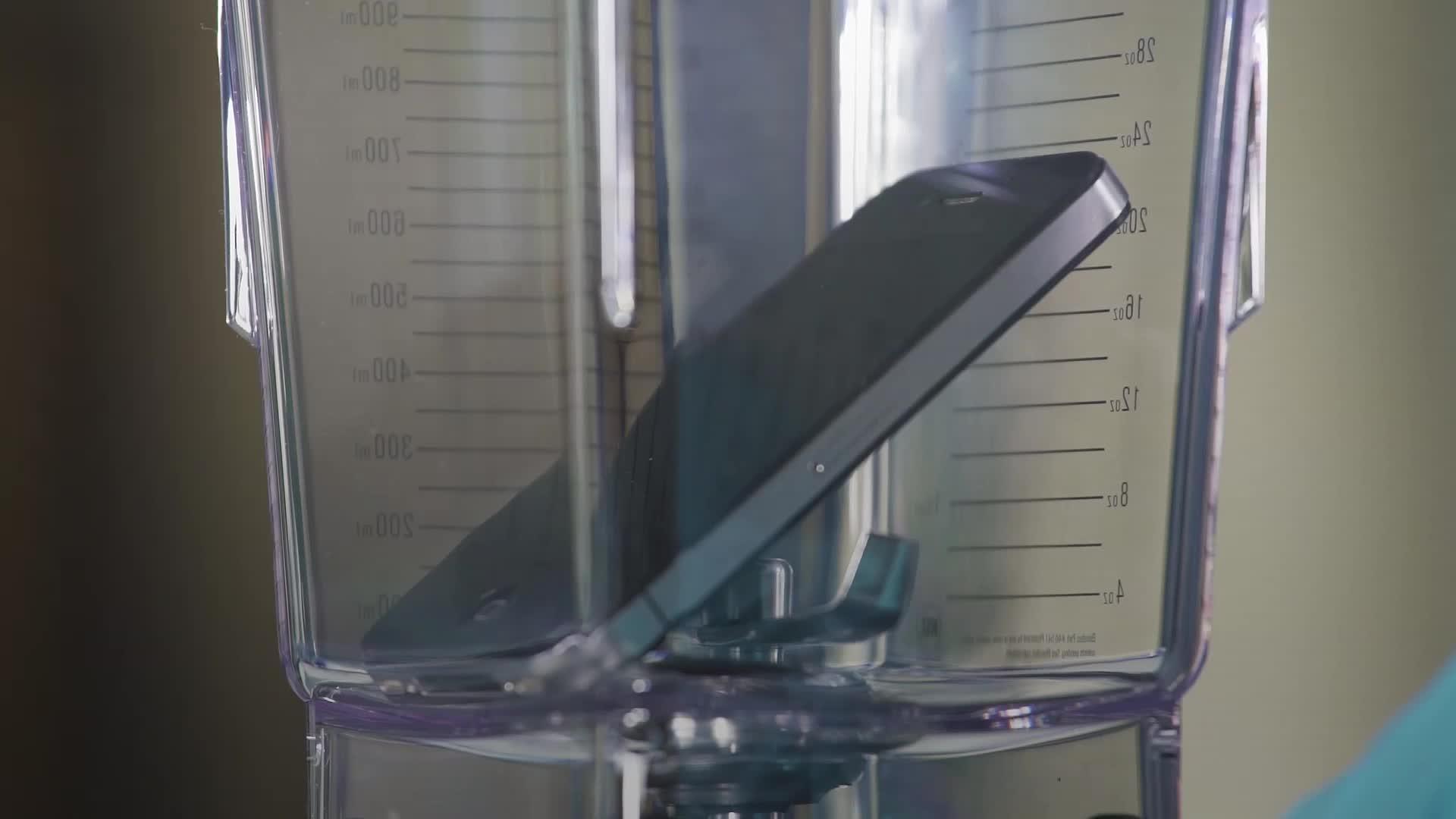 Viral! Au băgat un smartphone &icirc;n blender și l-au măcinat. Toate telefoanele conțin aur și argint