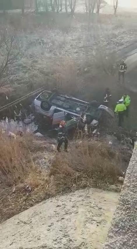 O fetiță de șapte ani a murit, iar o femeie și un alt copil, în stare gravă, după ce mașina în care se aflau s-a răsturnat într-un pârâu!