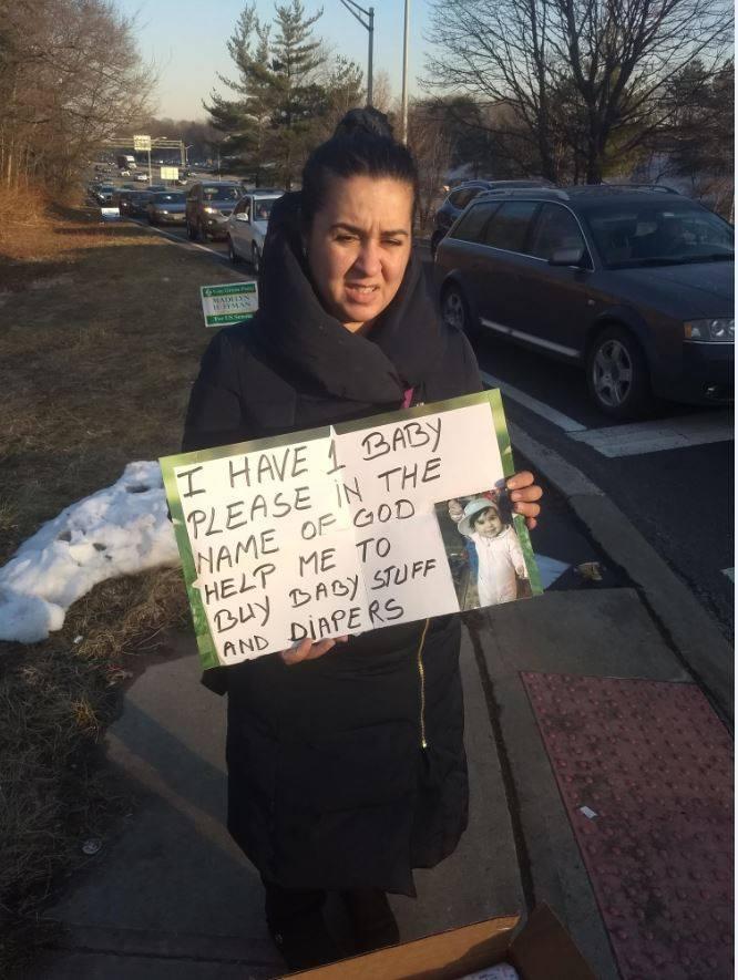 Avea ultimul model de iPhone, geantă de sute de dolari și bijuterii, dar cerșea &icirc;n SUA! Cum &icirc;i păcălea o rom&acirc;ncă pe americani&nbsp;